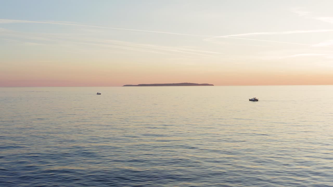 늦은 밤 크로아티아의 수삭 섬에서 뒤로 물러나는 공중 돌리