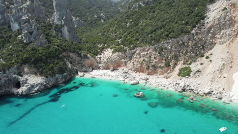 Luftdrohnenvideo-Des-Tropischen-Paradieses,-Türkisfarbener-Strand-Und-Meeresklippen-Im-Mittelmeer,-Cala-Goloritzè,-Sardinien