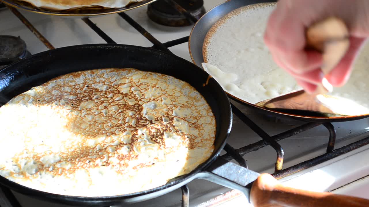 Scatto nel pomeriggio. Prepariamo pancake nella cucina di casa