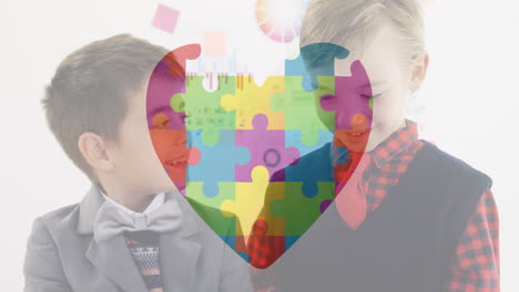 rompecabezas que forman un corazón contra dos niños que sostienen un cartel. video animado de concienciación sobre el autismo