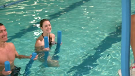 Fit-Gruppe-Beim-Stretching-Im-Pool