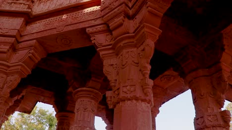 arquitectura del antiguo templo hindú de piedra roja desde un ángulo único en el día