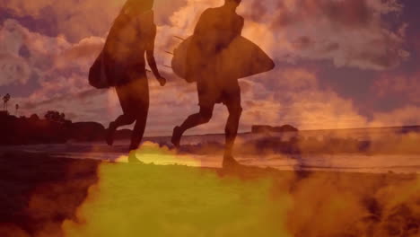 animación de cielo azul y nubes sobre pareja caucásica corriendo con tablas de surf en la playa