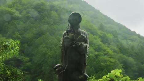 estatua siniestra en el camino a través del valle de iya en shikoku japón