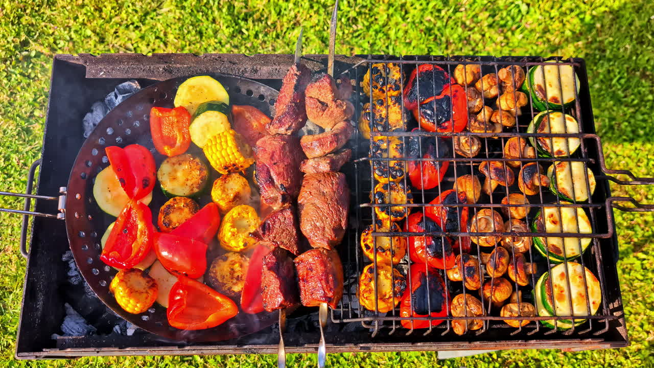 Grigliare verdure e spiedini di carne al barbecue: peperoni, pannocchie di mais, zucchine, funghi