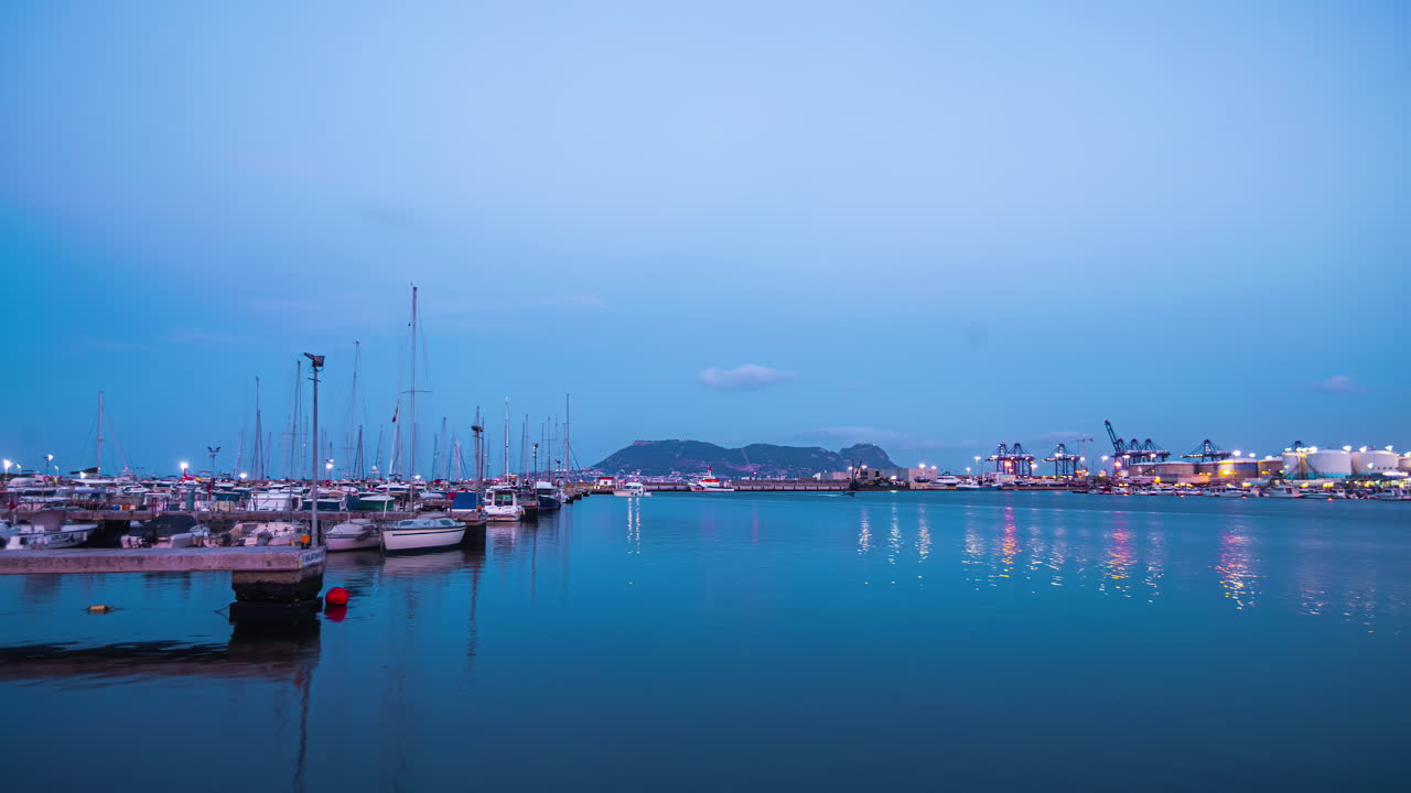 yates y barcos de lujo atracados en el puerto deportivo de gibraltar.