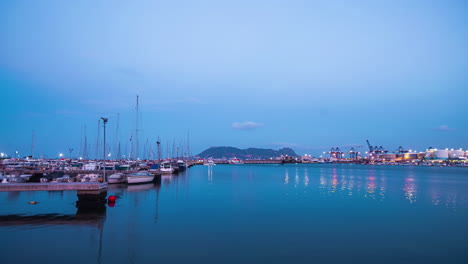 Yates-Y-Barcos-De-Lujo-Amarrados-En-El-Puerto-Deportivo-De-Gibraltar-Ocean-Village