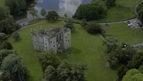 impresionantes ruinas del castillo con un refrescante lago refrescante detrás con reflejos