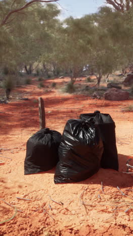 bolsas de basura negras en el interior de australia