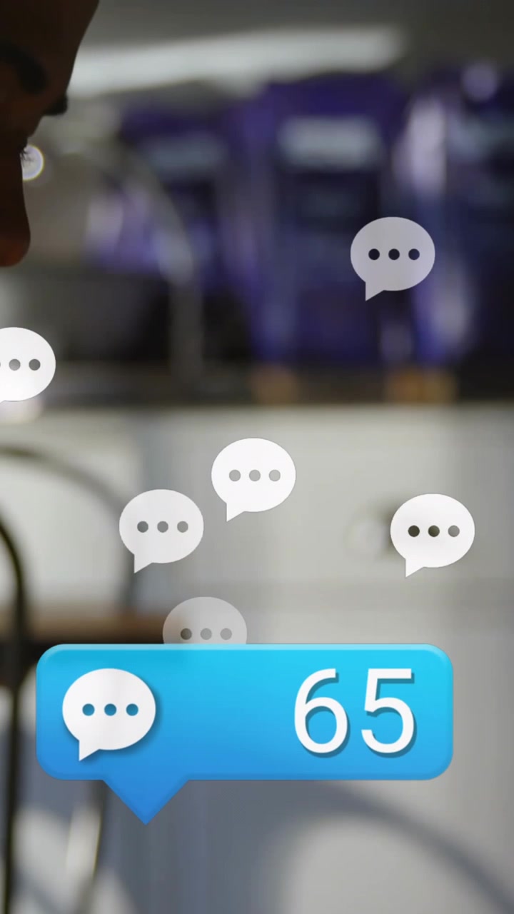 Animación de iconos de redes sociales sobre un hombre usando un smartphone.