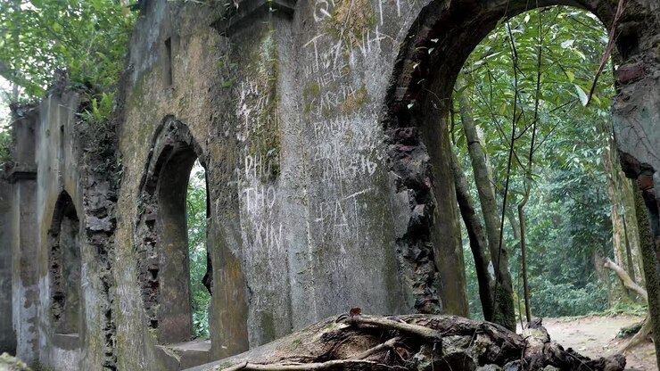 Ruinerne af Bavi Franske Kirke i nationalparken, Hanoi i Vietnam.