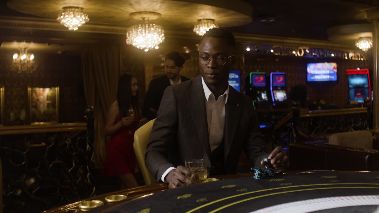 카지노의 포커 테이블에 합류하는 다양한 민족의 사람들.