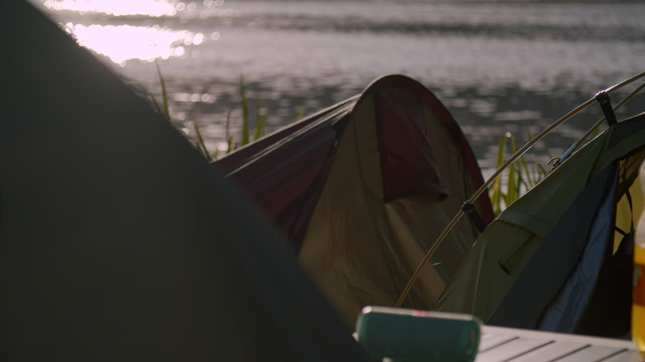 저녁에 호수 근처의 축제 캠핑 텐트