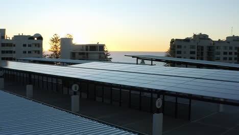 Paneles-Solares-De-4k-En-La-Azotea-De-Un-Apartamento-Junto-A-La-Playa-Con-Vista-Al-Mar-Al-Amanecer-En-Australia