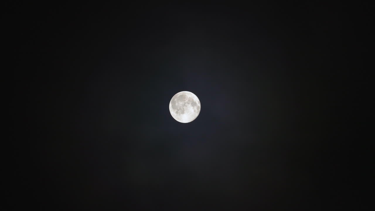 luna llena en la noche 4k