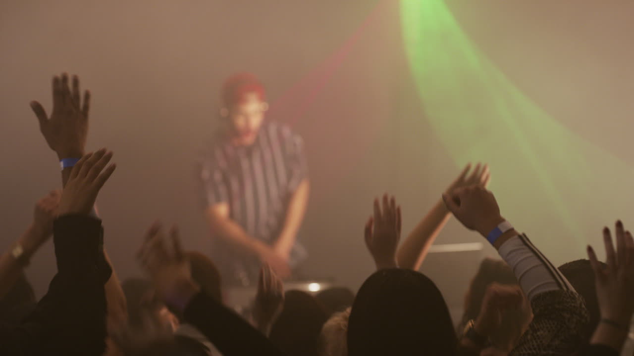 le da a la multitud lo que quiere.