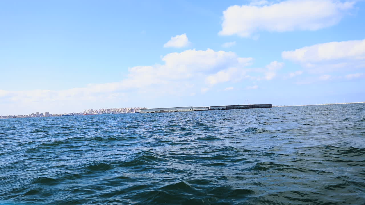 흐린 하늘 아래 바다에서 항해 - 밀어