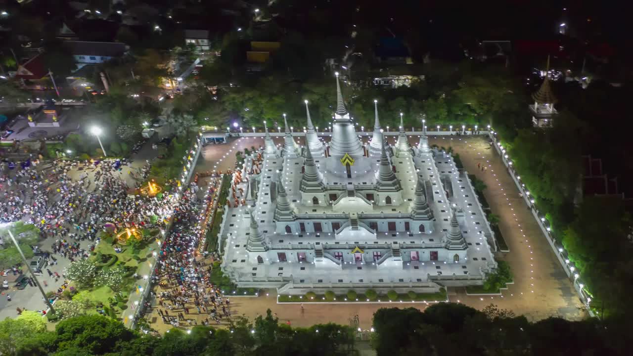 태국 방 근처의 사무트프라카르나에 있는 아소카람 사원의 큰 파고다 위의 항공 타임 스 뷰, 보통 7월 보름달에 열리는 불교 축제인 아살하 푸자 (asalha puja) 기간 동안.