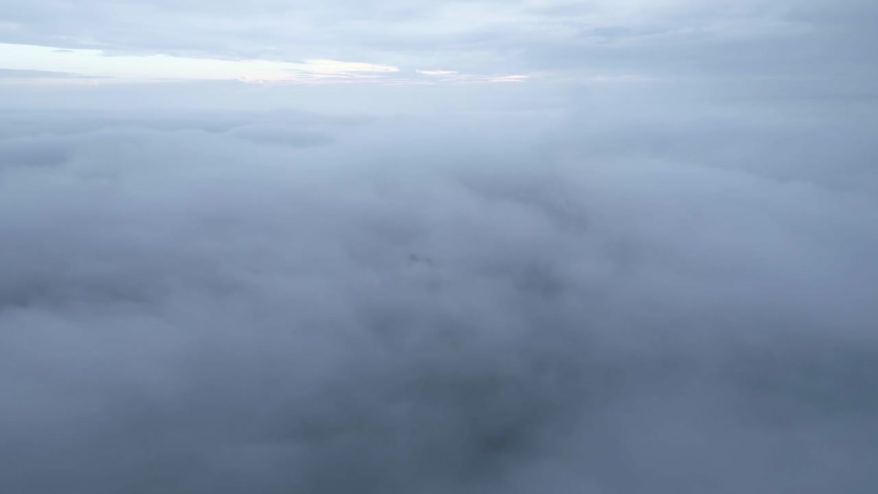 ruinas en el pico de la montaña por encima de las nubes en un día de niebla