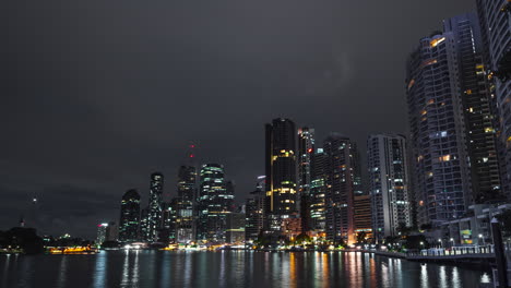 Lapso-De-Tiempo-Nocturno-De-Brisbane-Riverside-Riverwalk-Y-El-Horizonte-De-La-Ciudad,-Australia