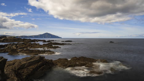 Lapso-De-Tiempo-De-Los-Acantilados-De-Roca-Marina-En-La-Isla-De-Achill-En-El-Camino-Atlántico-Salvaje-En-Irlanda