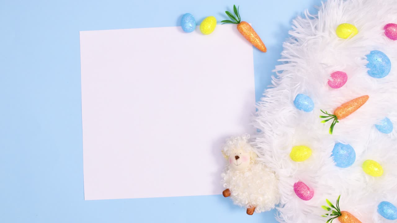 Arranjo vibrante de Páscoa com ovos se movendo sobre um fundo azul pastel com um cartão de papel. Flat lay em stop motion.