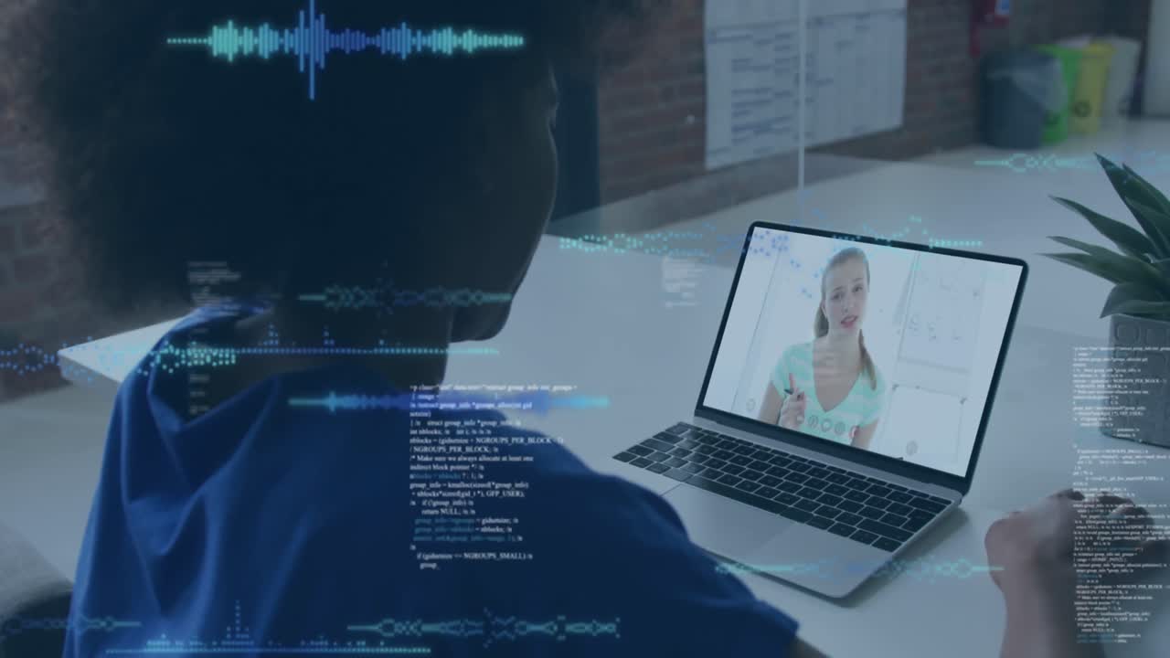 animación del procesamiento de datos sobre diversas mujeres de negocios en la oficina en una llamada de video portátil.