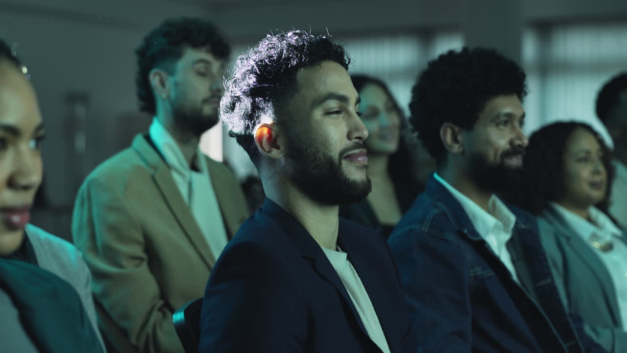 gente de negocios en una conferencia riendo