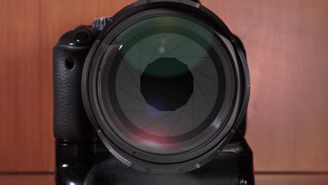 se abre la abertura de la lente fotográfica