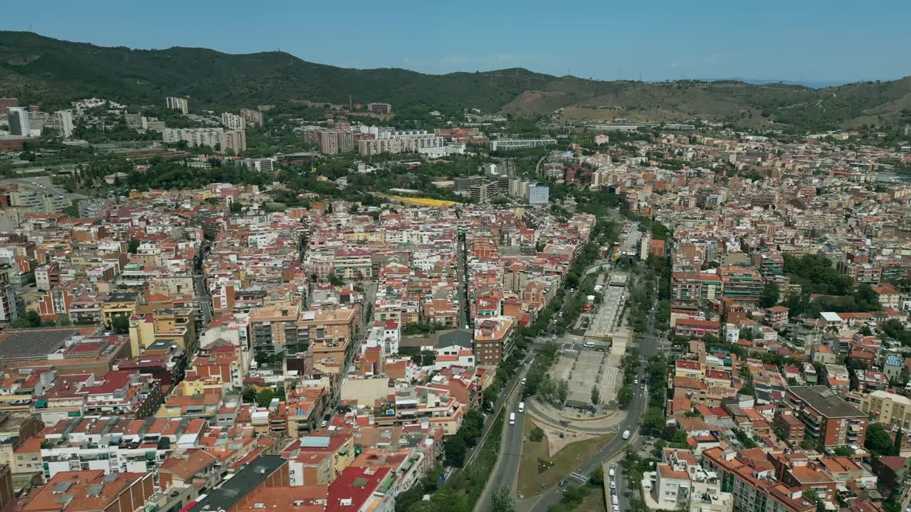 una toma aérea de un avión no tripulado de una carretera ancha en el centro de la ciudad de barcelona