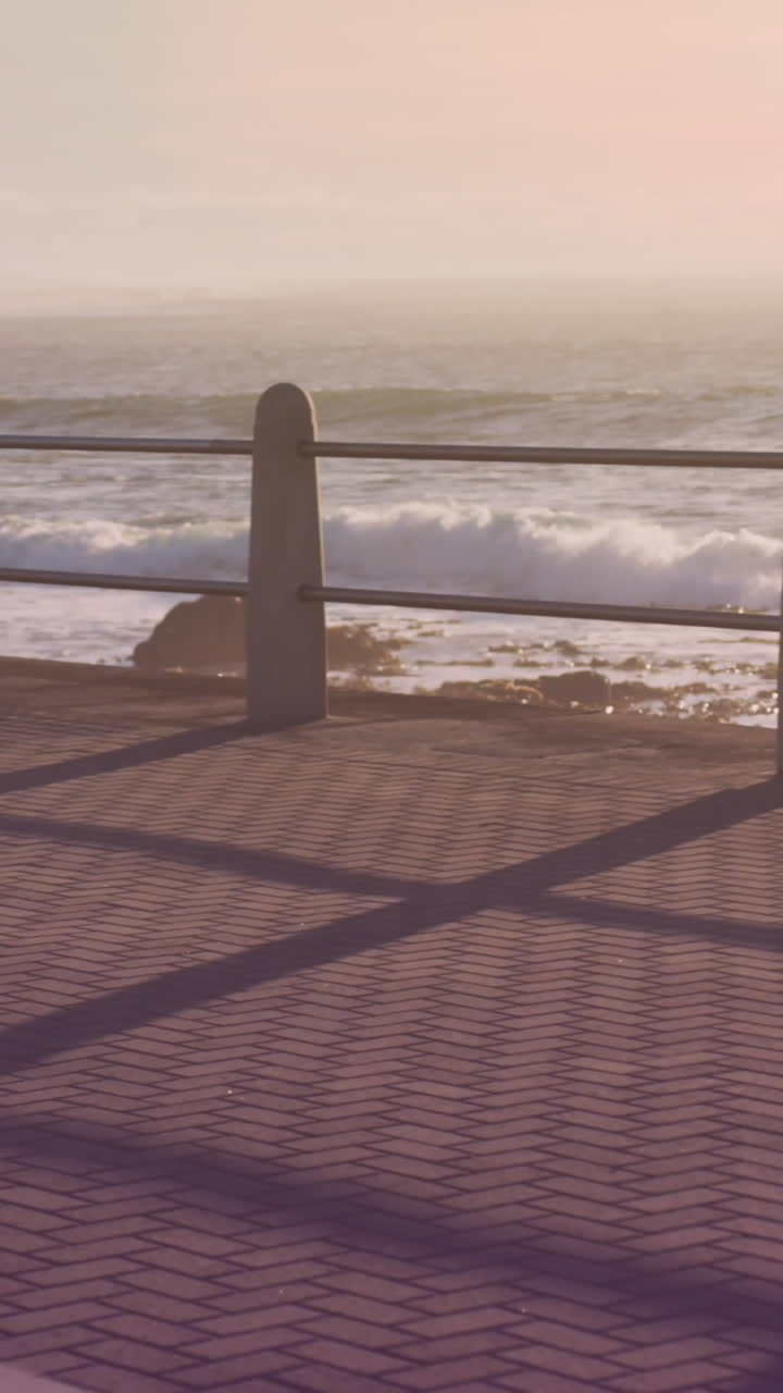 animación de puntos de luz sobre una mujer biracial corriendo por el paseo marítimo