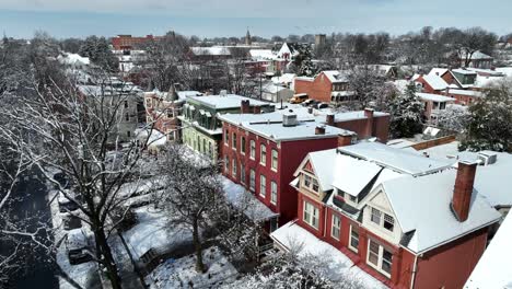 Stadthäuser-An-Sonnigen-Wintertag-Mit-Schnee-Bedeckt