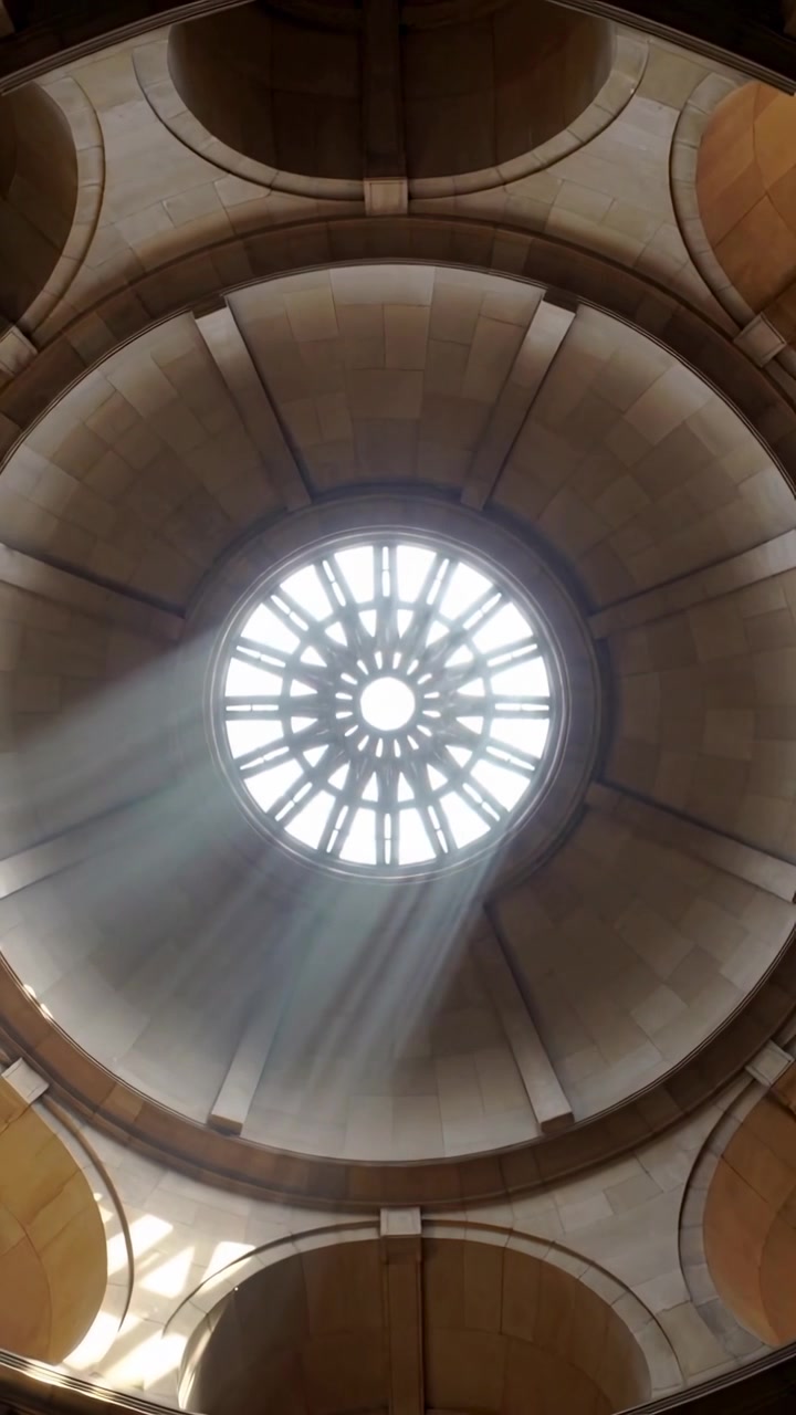 Video verticale: La luce solare che si sposta spinge la telecamera a inclinarsi verso l'oculo all'apice della cupola, mostrando raggi di luce.
