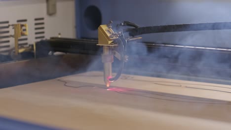 la máquina de corte por láser cnc corta tablas de madera y contrachapado
