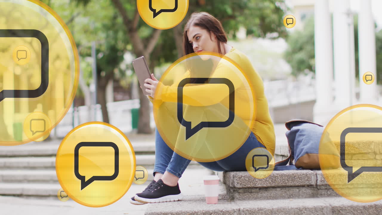 animación de una red de iconos de correo electrónico sobre una mujer caucásica que usa un teléfono inteligente