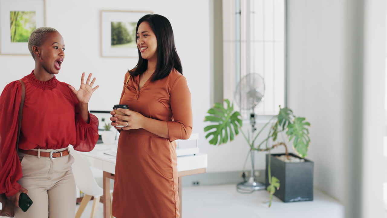 휴식, 행복 또는 직장에서 커피 휴식을 취하는 여성