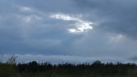 несколько солнечных лучей пробиваются сквозь облака в осенний день