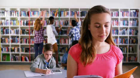 retrato de una estudiante feliz leyendo un libro 4k