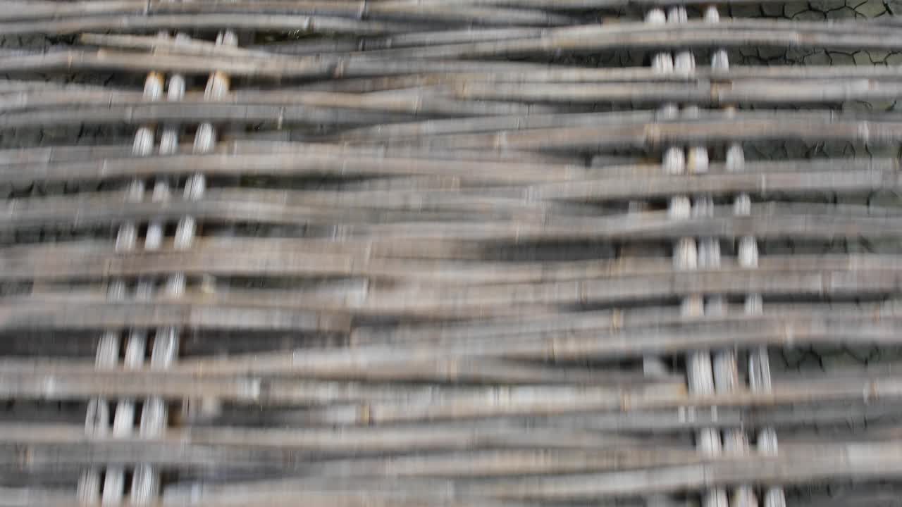 4k caminando sobre listones de plataforma de bambú