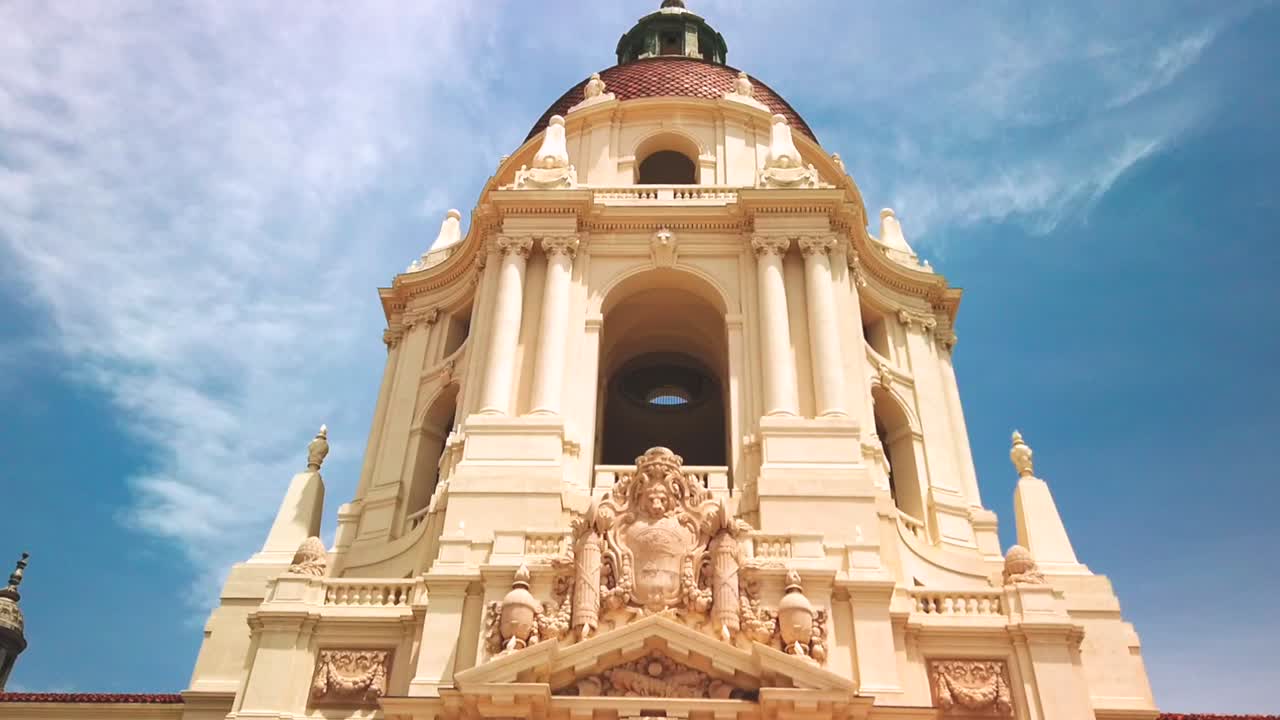 패서디나 시청 건물의 낮은 각도 샷, 전면 정면, 입구 및 돔, 낮 햇빛, 카메라가 건물, 패서디나, 캘리포니아를 향해 천천히 움직이는 낮은 각도에서 촬영