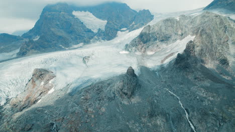 glaciar fellaria en los alpes desde arriba durante la primavera