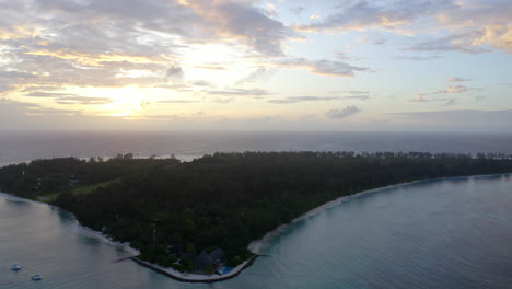 Amanecer-Sobre-Una-Remota-Isla-Tropical-En-El-Océano-índico