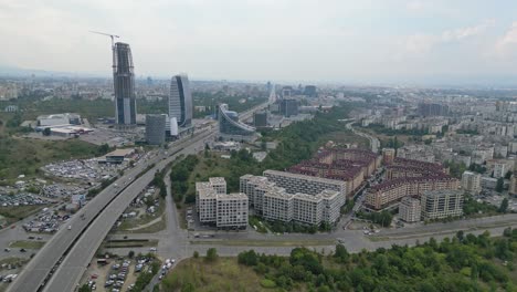 Carretera-De-Sofía-Y-Horizonte-De-La-Ciudad-Capital-De-Bulgaria---Antena-4k