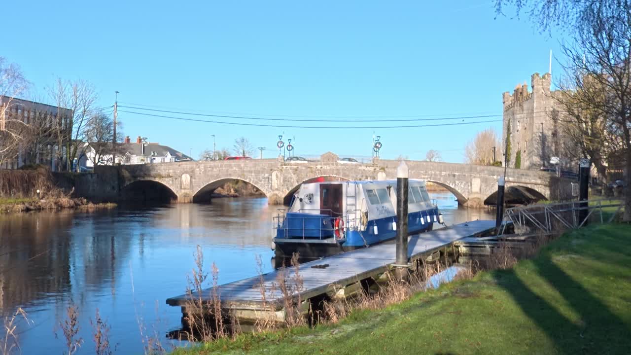 Irlanda, lugares épicos: Athy Kildare, río Barrow en invierno, barcaza, puente y castillo