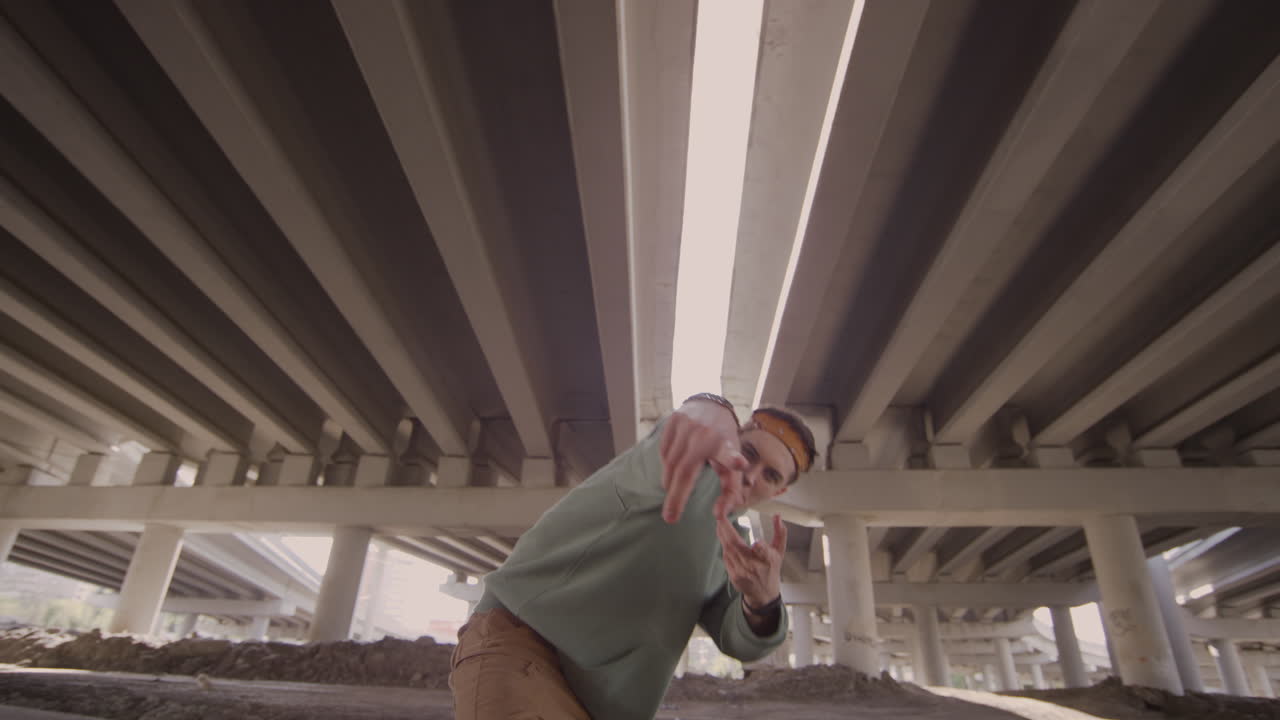 춤추는 젊은 남자