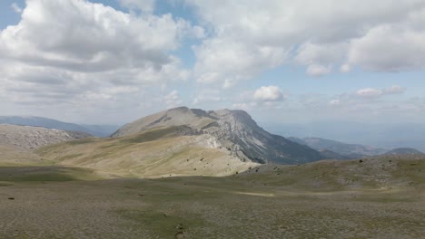 Vista-Aérea-De-La-Cima-De-Las-Montañas-Con-Nubes-Haciendo-Siluetas-Asombrosas-Y-Hermosas