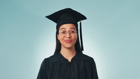 mujer feliz, estudiante y pulgares para la graduación