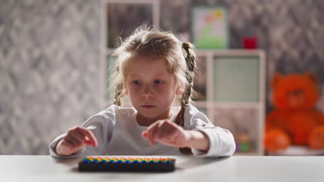 Niña-Molesta-Juega-Con-ábaco-En-Aritmética-Mental