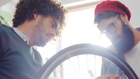 mecánicos reparando bicicletas en el taller
