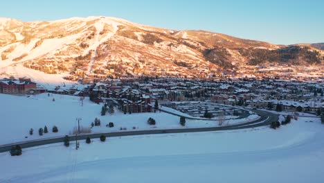 Panorama-Des-Steamboat-Skiorts-Mit-Mount-Werner-Im-Hintergrund-In-Steamboat-Springs,-Colorado